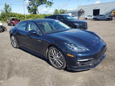 2021 PORSCHE PANAMERA 4 E-HYBRID справа спереди 