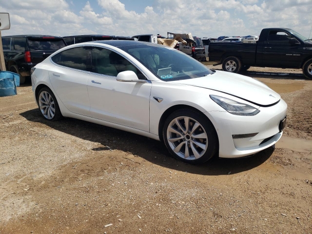 2020 TESLA MODEL 3 справа спереди