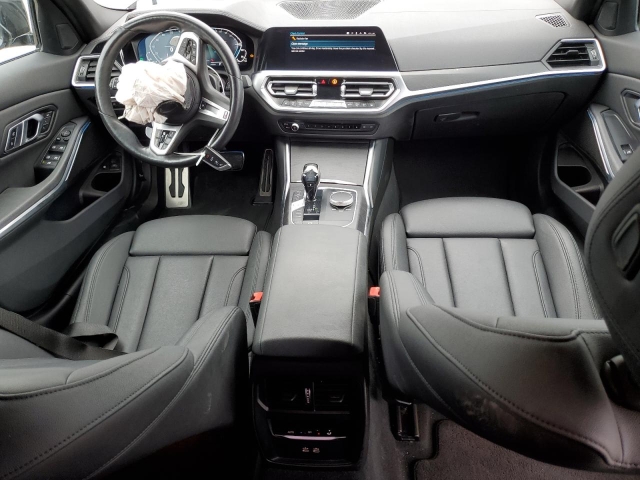 2021 BMW 330E салон 2