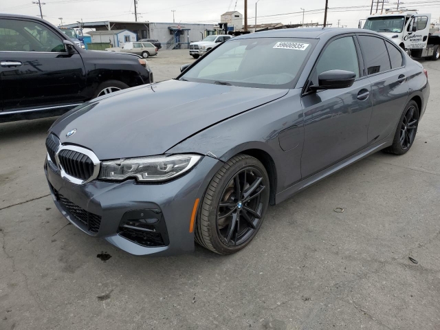 2021 BMW 330E слева спереди