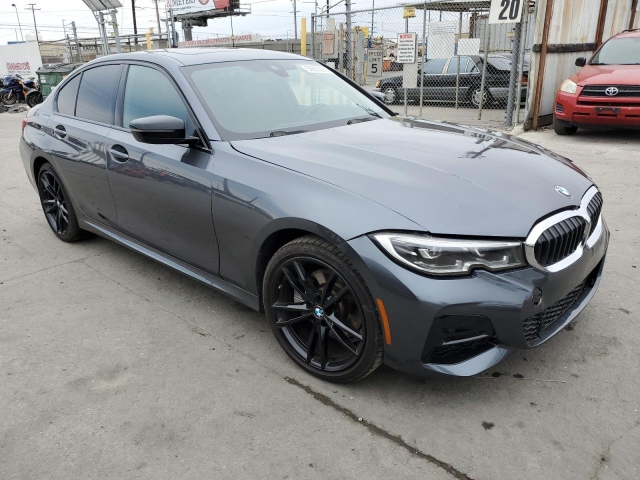 2021 BMW 330E справа спереди