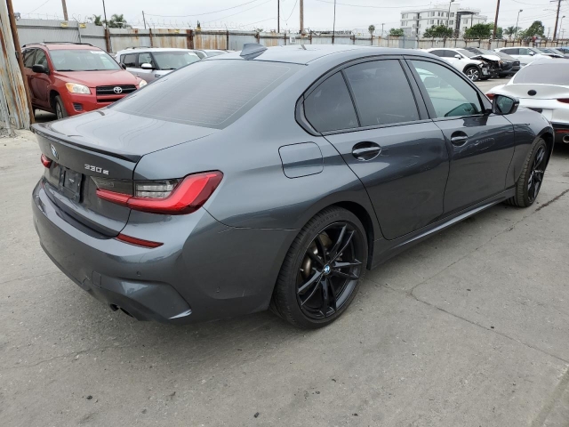 2021 BMW 330E справа сзади