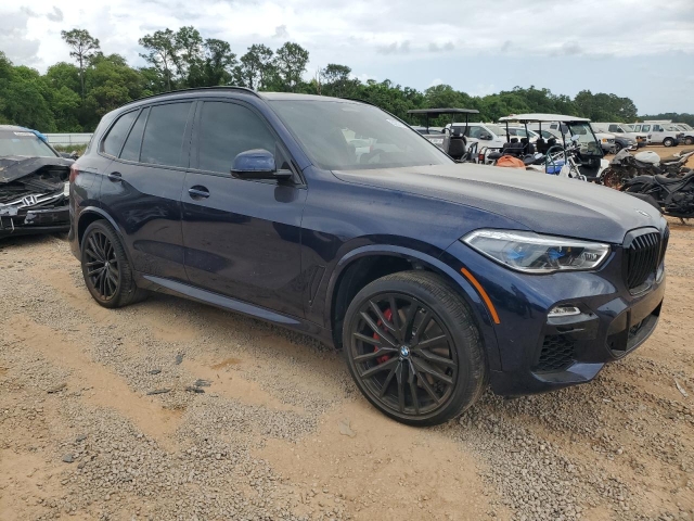 2021 BMW X5 M50I справа спереди