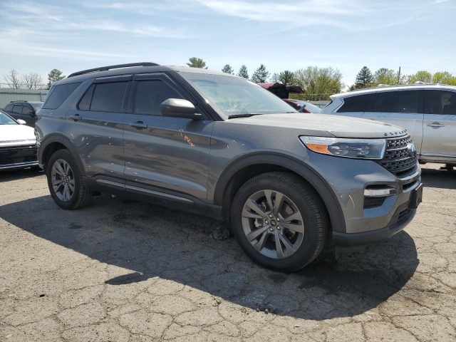 2021 FORD EXPLORER XLT справа спереди