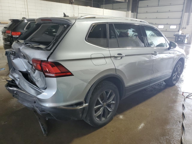 2022 VOLKSWAGEN TIGUAN SE справа сзади