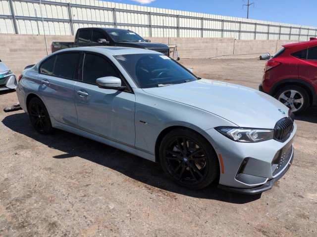 2023 BMW 330E справа спереди