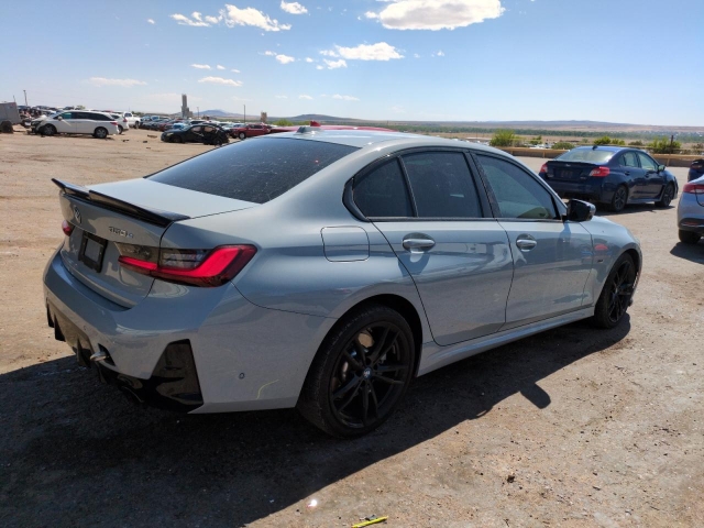 2023 BMW 330E справа сзади