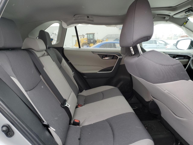 2024 TOYOTA RAV4 XLE салон 3
