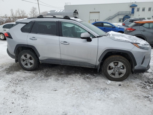2024 TOYOTA RAV4 XLE справа спереди