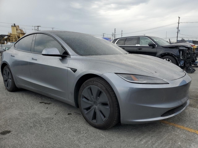 2025 TESLA MODEL 3 справа спереди