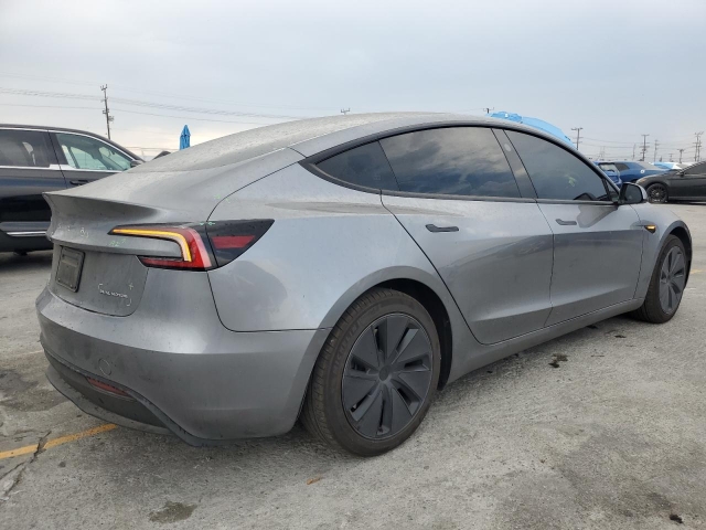 2025 TESLA MODEL 3 справа спереди