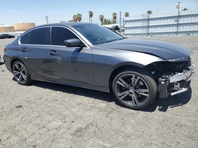2021 BMW 330I справа спереди