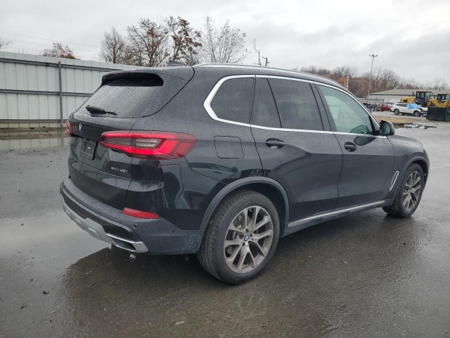 2022 BMW X5 XDRIVE40I справа сзади