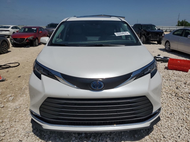 2022 TOYOTA SIENNA XLE спереди