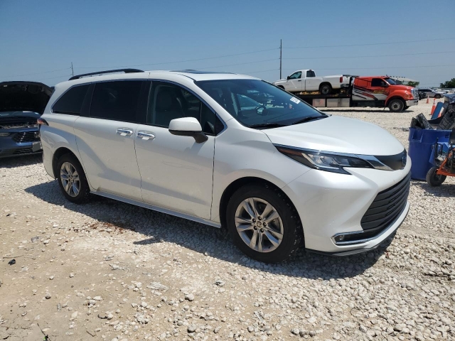 2022 TOYOTA SIENNA XLE справа спереди