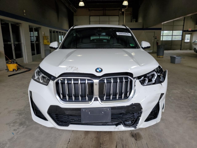 2023 BMW X1 XDRIVE28I спереди