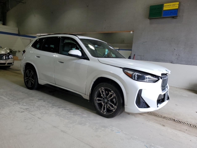 2023 BMW X1 XDRIVE28I справа спереди