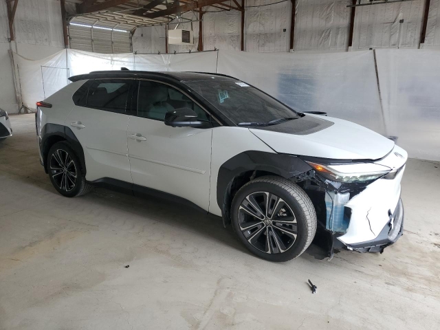 2023 TOYOTA BZ4X XLE справа спереди