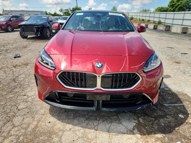 2025 BMW 228XI спереди