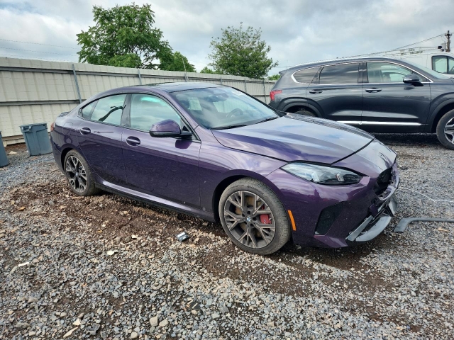 2025 BMW 228XI справа спереди
