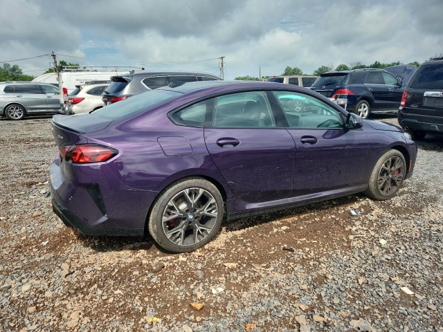 2025 BMW 228XI справа сзади