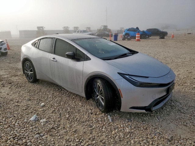 2025 TOYOTA PRIUS LE справа спереди