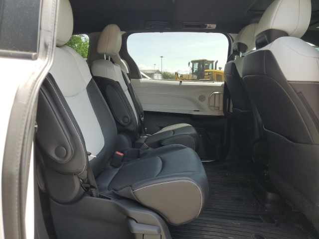 2025 TOYOTA SIENNA XSE салон 4