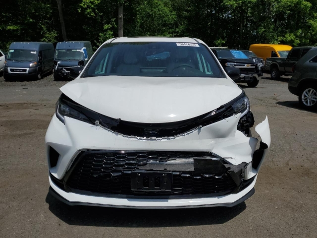 2025 TOYOTA SIENNA XSE спереди