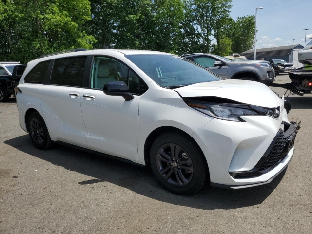 2025 TOYOTA SIENNA XSE справа спереди