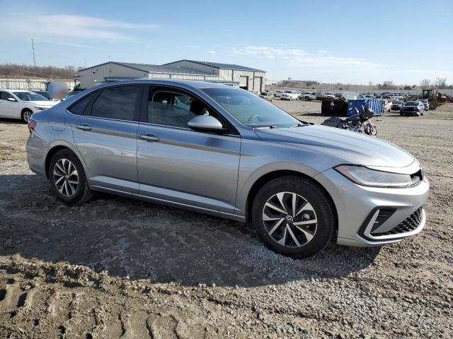 2025 VOLKSWAGEN JETTA справа спереди