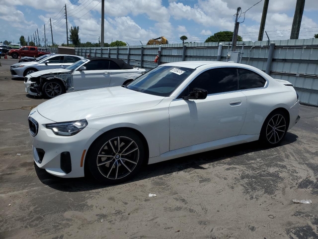 2022 BMW 230I слева спереди