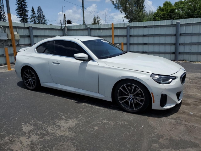 2022 BMW 230I справа спереди