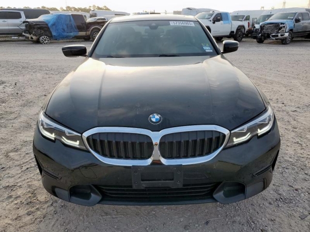 2022 BMW 330I спереди