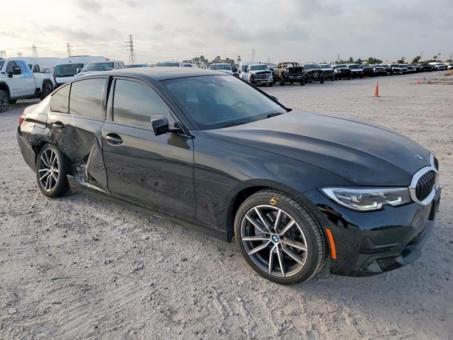 2022 BMW 330I справа спереди