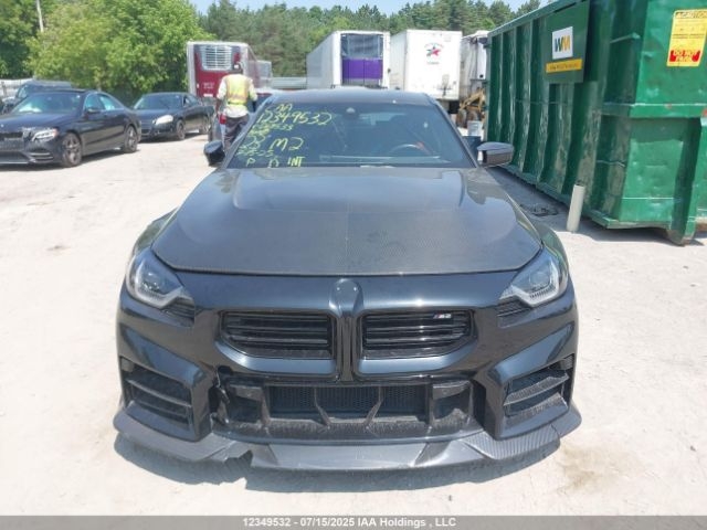 2023 BMW M2 спереди