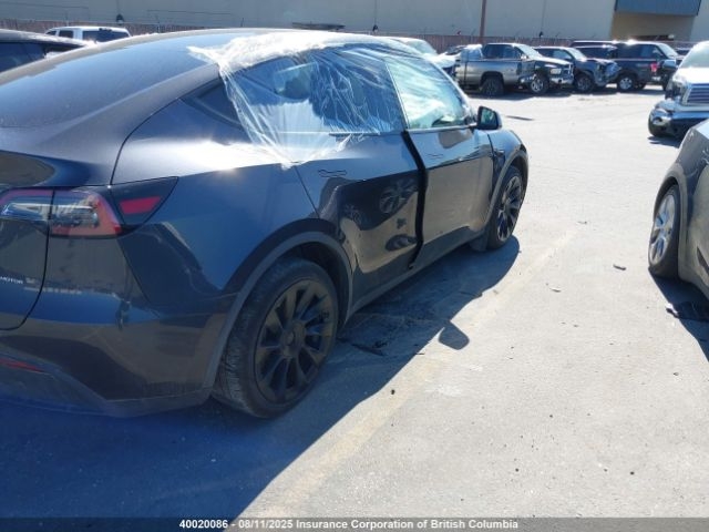 2024 TESLA MODEL Y справа сзади