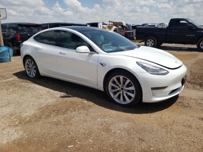 2020 TESLA MODEL 3 справа спереди