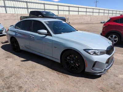 2023 BMW 330E справа спереди