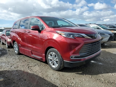 2022 TOYOTA SIENNA LIMITED справа спереди