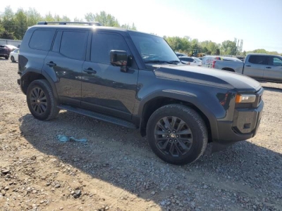 2024 TOYOTA LAND CRUISER BASE справа спереди