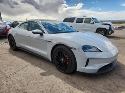 2025 PORSCHE TAYCAN 4S справа спереди 