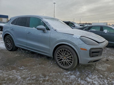 2020 PORSCHE CAYENNE справа спереди 